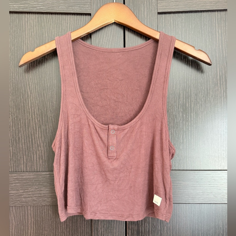 Vuori - Cove Crop Tank in Chestnut